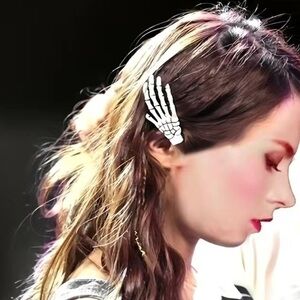 Skeleton hand hair clip - 1 piece